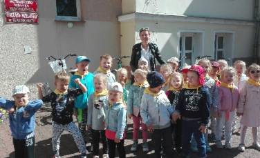 Zdjęcie aktualności Kubusie zwiedzają znaczące i ciekawe miejsca naszego miasta.