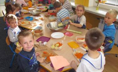 Zdjęcie aktualności ,,Pyszne witaminki'' - robimy sałatkę jarzynową.