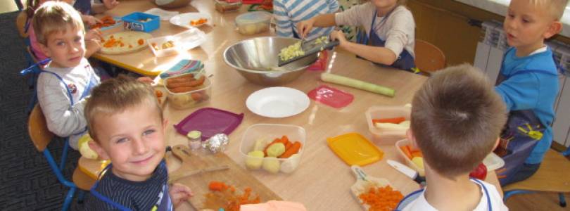 Zdjęcie główne aktualności ,,Pyszne witaminki'' - robimy sałatkę jarzynową.