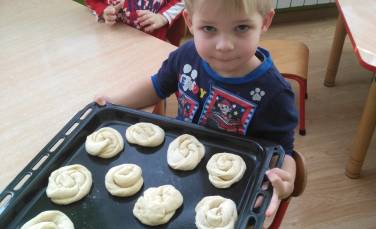 Zdjęcie aktualności Krasnoludki pieką drożdżówki