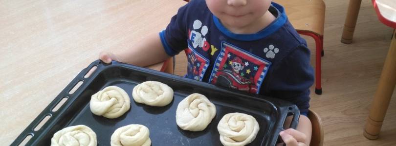 Zdjęcie główne aktualności Krasnoludki pieką drożdżówki