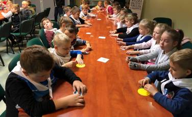 Zdjęcie aktualności Starszaki w bibliotece