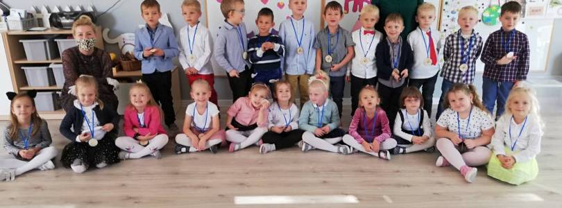 Zdjęcie główne aktualności Pasowanie w grupie ,,Małych Odkrywców''