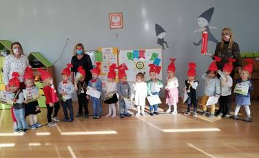 Zdjęcie aktualności Pasowanie w grupie ,,Krasnoludków''