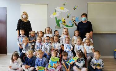 Zdjęcie aktualności Pasowanie w grupie ..Pszczółek''