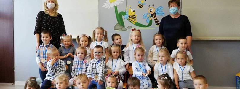 Zdjęcie główne aktualności Pasowanie w grupie ..Pszczółek''