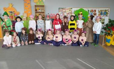 Zdjęcie aktualności Kubusie odgrywają ,,Czerwonego Kapturka''