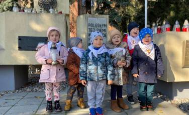 Zdjęcie aktualności Krasnoludki pamietają o zmarłych