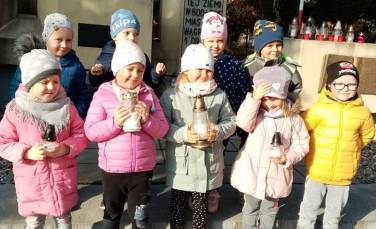 Zdjęcie aktualności Pracowite pszczółki pamiętają o zmarłych