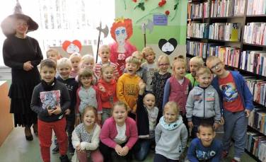 Zdjęcie aktualności Scenka z okienka - zajęcia w bibliotece