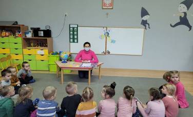 Zdjęcie aktualności Dzień i noc- zajęcia koleżeńskie w grupie Krasnoludków