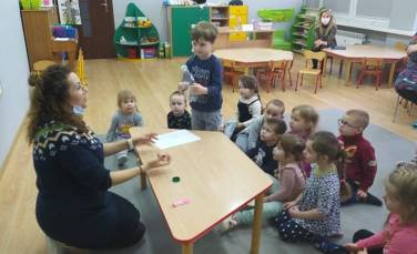 Zdjęcie aktualności ,,Zabawy badawcze z powietrzem''