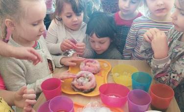 Zdjęcie aktualności Mali Odkrywcy eksperymentują z lodem i śniegiem