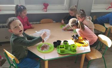 Zdjęcie aktualności ,,Zielony ogródek'' w grupie Małych Odkrywców