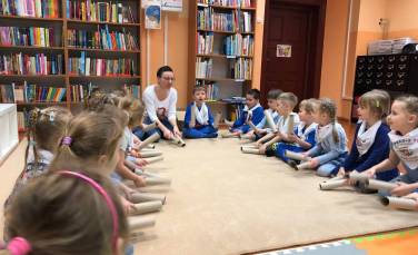 Zdjęcie aktualności Mali Odkrywcy- Powiatowa Biblioteka Publiczna 