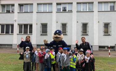 Zdjęcie aktualności ..Mali Odkrywcy'' z wizytą na Komendzie Powiatowej Policji