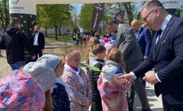 Zdjęcie aktualności Pasowanie Małych Przyrodników podczas uroczystego otwarcia Eko Parku