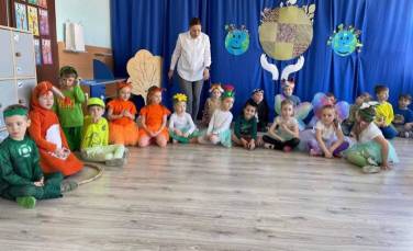 Zdjęcie aktualności Przedstawienie dla Rodziców ,,Żyj z przyrodą w zgodzie ''