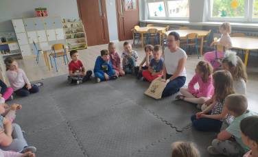 Zdjęcie aktualności Zakończenie Tygodnia Bibliotek w grupie Małych Przyrodników