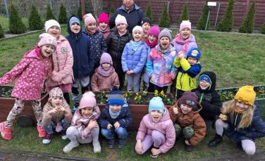 Zdjęcie aktualności Sadzenie Kwiatów 