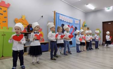 Zdjęcie aktualności Pracowite Pszczółki i Kubusie witają Babcie i Dziadków