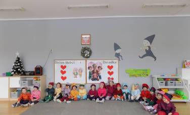 Zdjęcie aktualności Dzień Babci i Dziadka u Krasnoludków