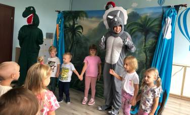 Zdjęcie aktualności Przedstawienie - ,,O kurczaki... Dinozaury ! ''