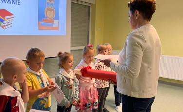 Zdjęcie aktualności Pasowanie na Czytelnika 