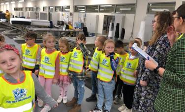 Zdjęcie aktualności Mali Przyrodnicy w zakładzie Polinova