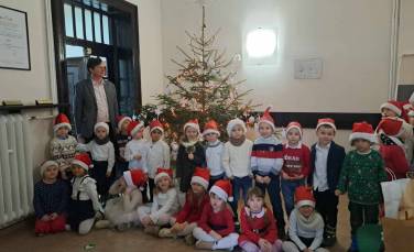 Zdjęcie aktualności Ubieranie choinki w Starostwie Powiatowym