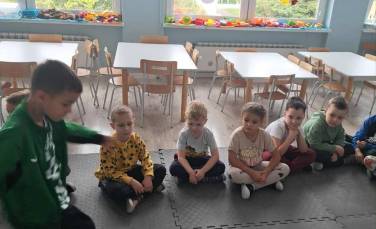 Zdjęcie aktualności Zajęcia piłkarskie- Mali Podróżnicy