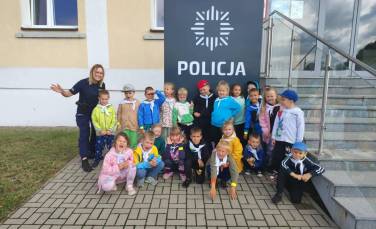 Zdjęcie aktualności Mali Podróżnicy wycieczka do Komendy Powiatowej Policji w Wągrowcu.