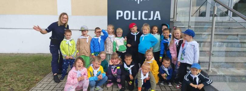 Zdjęcie główne aktualności Mali Podróżnicy wycieczka do Komendy Powiatowej Policji w Wągrowcu.