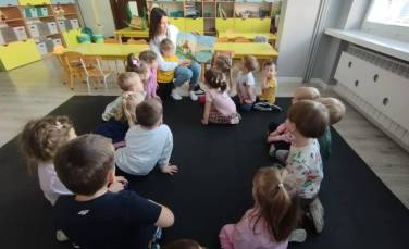 Zdjęcie aktualności Pracowite Pszczółki- czytanie bajki 