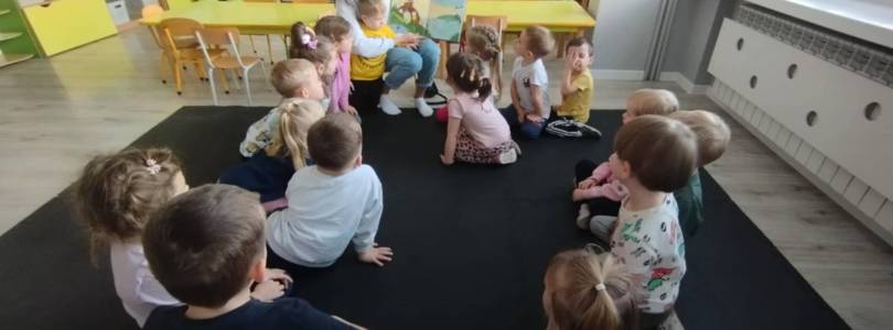 Zdjęcie główne aktualności Pracowite Pszczółki- czytanie bajki 