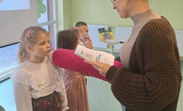 Zdjęcie aktualności Uroczyste pasowanie na Małego Czytelnika- Mali Podróżnicy 