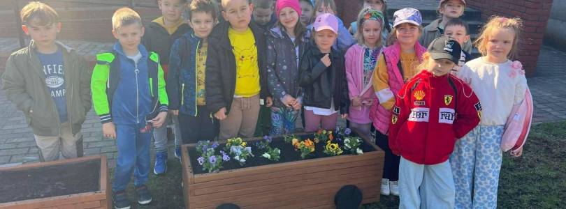 Zdjęcie główne aktualności Sadzenie Kwiatów oddział II i VI