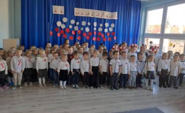 Zdjęcie aktualności Szkoła do hymnu