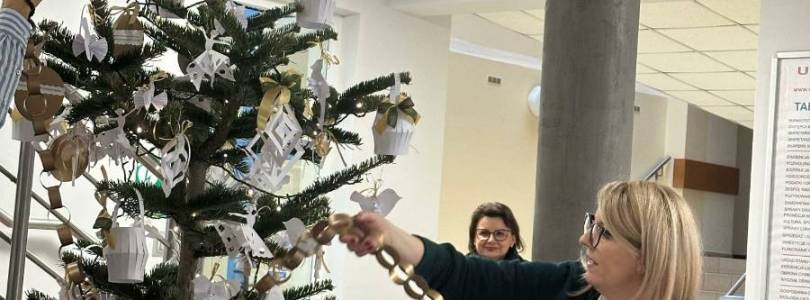 Zdjęcie główne aktualności Ubieranie choinki w Urzędzie Miejskim