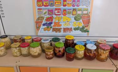 Zdjęcie aktualności Mali Odkrywcy robią zaprawy na zimę