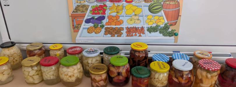 Zdjęcie główne aktualności Mali Odkrywcy robią zaprawy na zimę