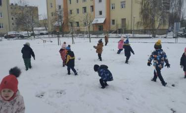 Zdjęcie aktualności Zimowe zabawy na śniegu. 