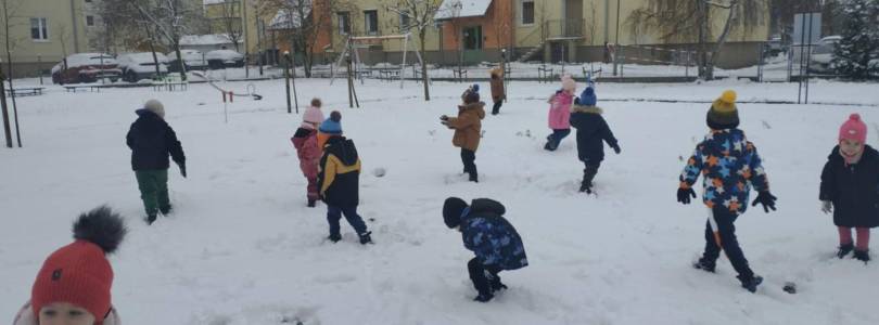 Zdjęcie główne aktualności Zimowe zabawy na śniegu. 