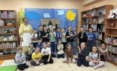 Zdjęcie aktualności Biblioteka Powiatowa - Mali Podróżnicy 