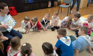 Zdjęcie aktualności Mali Odkrywcy- Powiatowa Biblioteka Publiczna